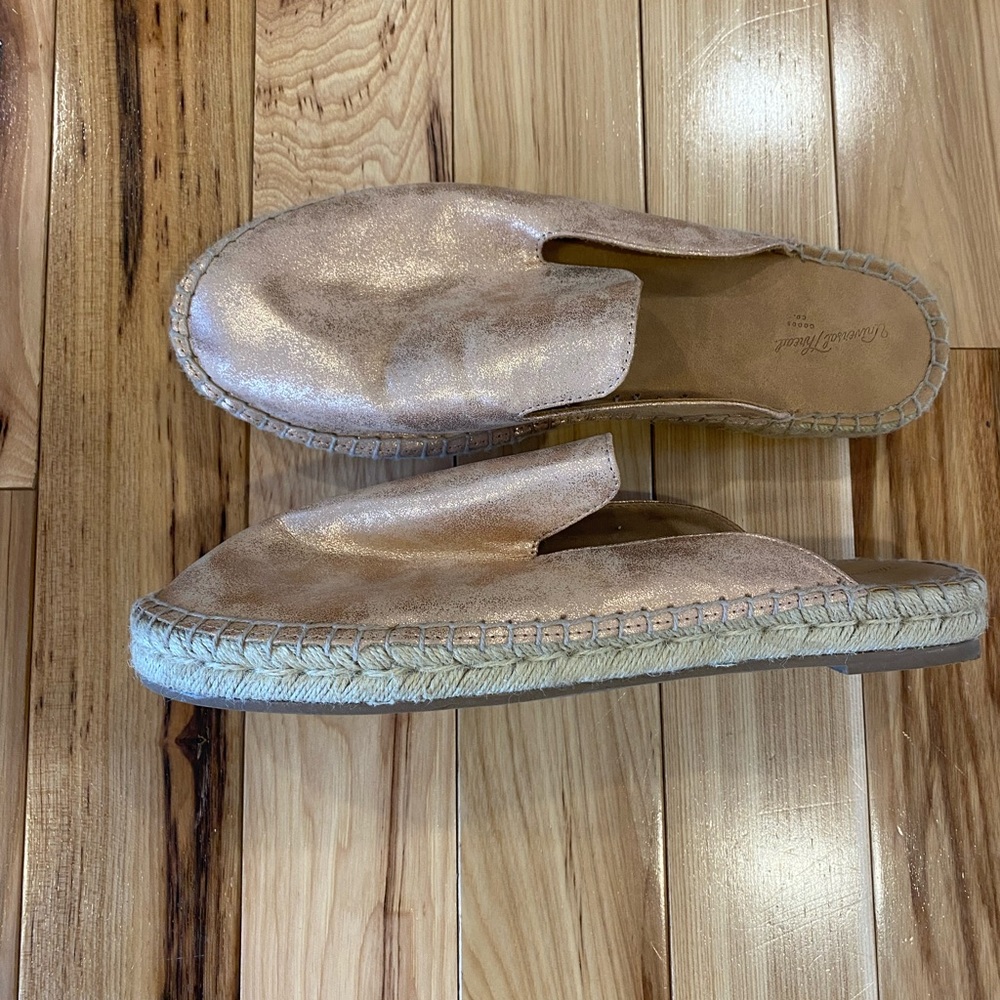 Universal thread slip on dress shoes